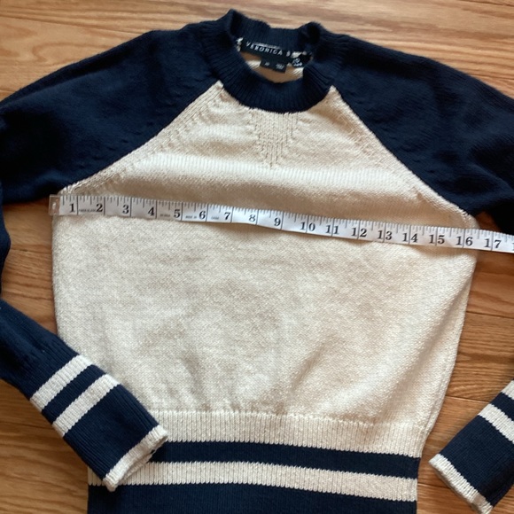 Cute sporty Veronica Beard sweater - Picture 5 of 9